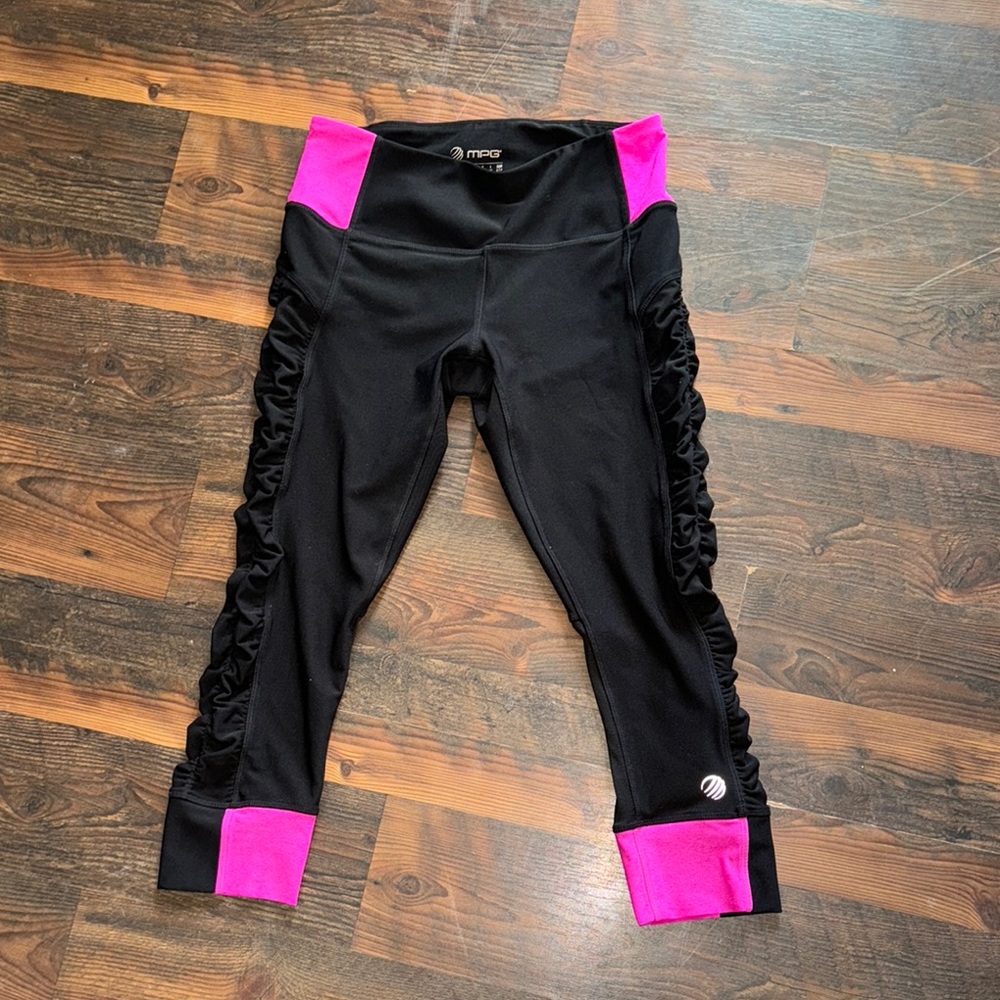 Black and Pink Ruched workout pants 3/4 length